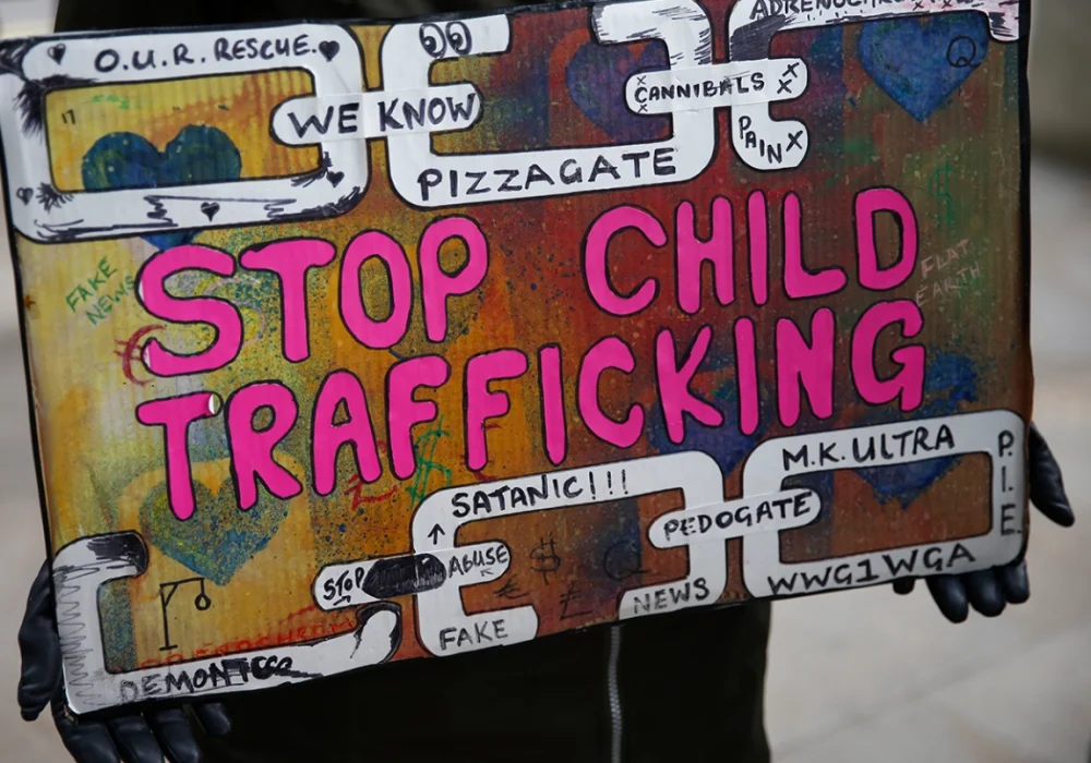 photo stop child trafficking - schéma complotiste trafic d'enfants