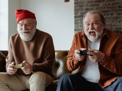 photo pexels 7330165 - personnes âgées jouant aux jeux vidéos