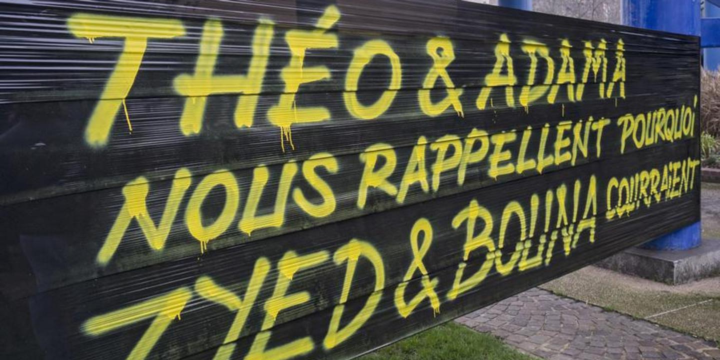 photo banderole Théo et Adama nous rappellent pourquoi Zyed et Bouna courraient.